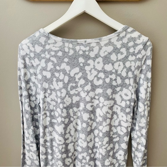 Old Navy Long Sleeve Leopard Print Shirt Gray/White Sz Small - Picture 7 of 8